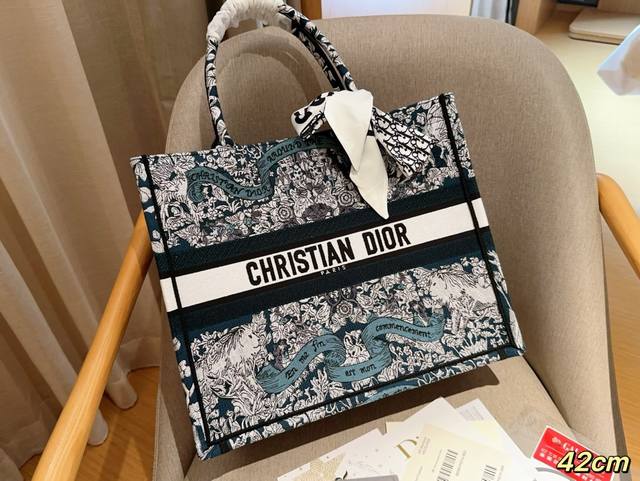 高版本配送丝巾 迪奥dior Dior25Tote Book 立体提花 高密刺绣托特包 绝美的梦中情包 尺寸42Cm 礼盒包装