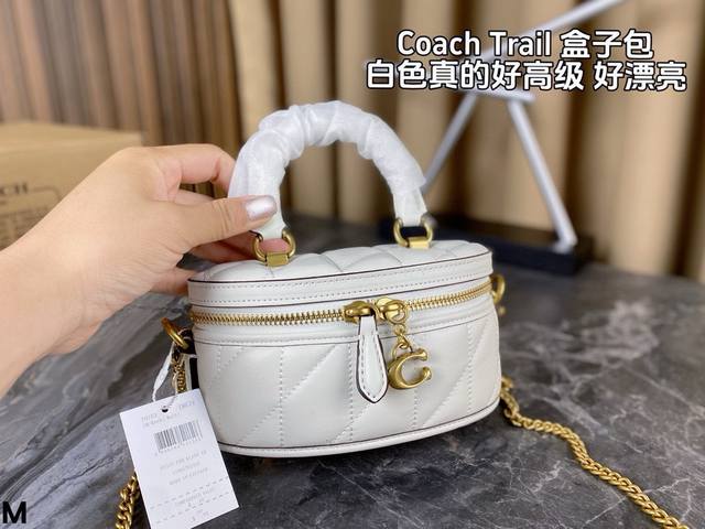 配盒 Coach新款小盒子包来喽！不仅可以凹造型 还可以放下手机 小小一个 超级可爱！尺寸：17*8.5