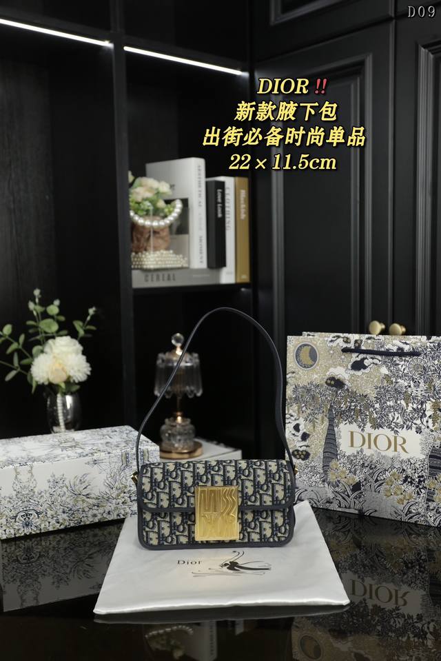 配折叠盒 Dior迪奥 Miss Dior 腋下手提单肩包 Miss Dior Graffiti图案标志，彰显历久弥新的美学风格。翻盖下的主隔层设有一个拉链口袋