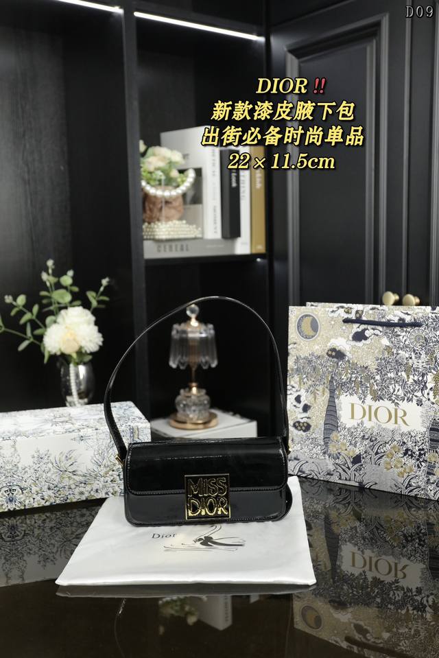 配折叠盒 Dior迪奥 Miss Dior 漆皮腋下手提单肩包 Missdior翻盖手袋于迪奥二零二四秋冬成衣系列发布秀.上全新亮相，重新诠释dior经典款式的