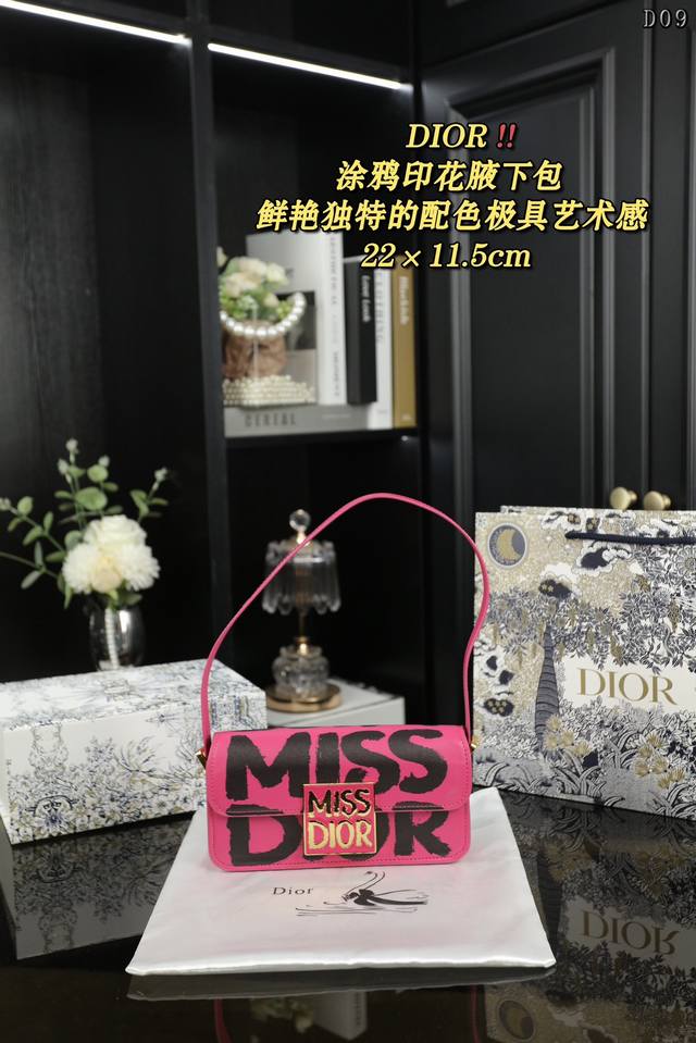 配折叠盒 Dior迪奥 Miss Dior 涂鸦印花腋下手提单肩包 Dior秋冬涂鸦印花腋下包来啦~超独特哒 鲜艳独特的配色极具艺术感啦~简约造型和精致工艺好