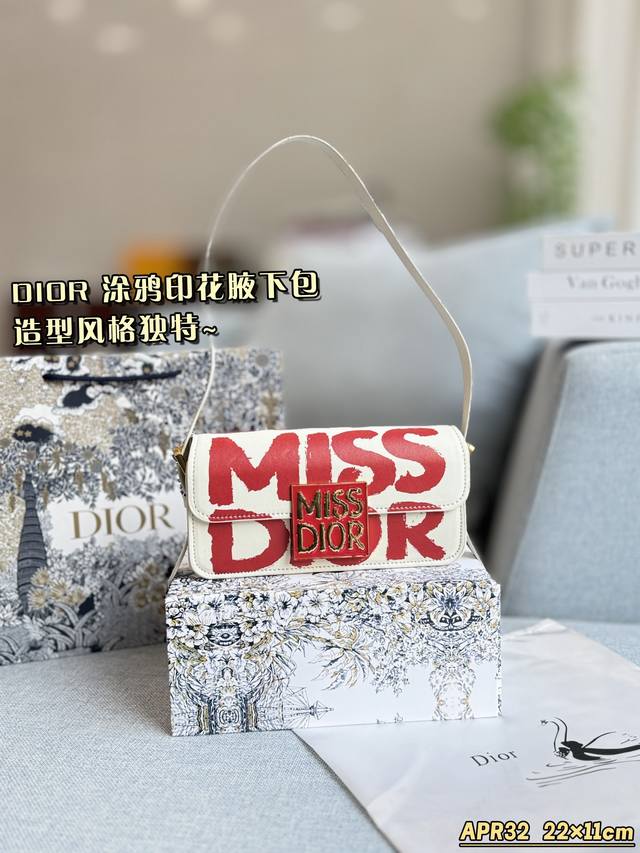 配折叠盒 Size：22×11 Dior 迪奥 Miss Dior 涂鸦印花腋下手提包 Miss Dior涂鸦铆钉翻盖手袋哇呜美出高级感 Dior 翻盖手袋系列