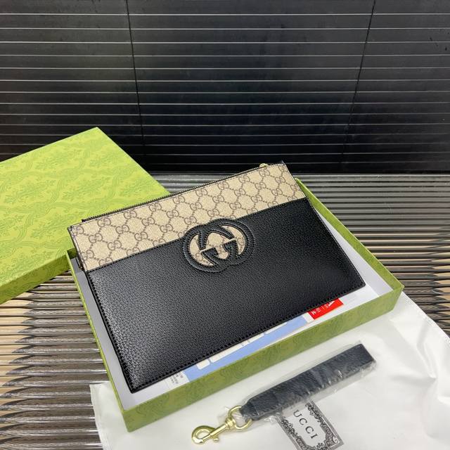 Gucci 古奇 磨砂牛皮手拿包 手袋 手包 采用精湛镶嵌细工，实物拍摄 原厂原版面料 配送原版礼盒 17 X 27 Cm。