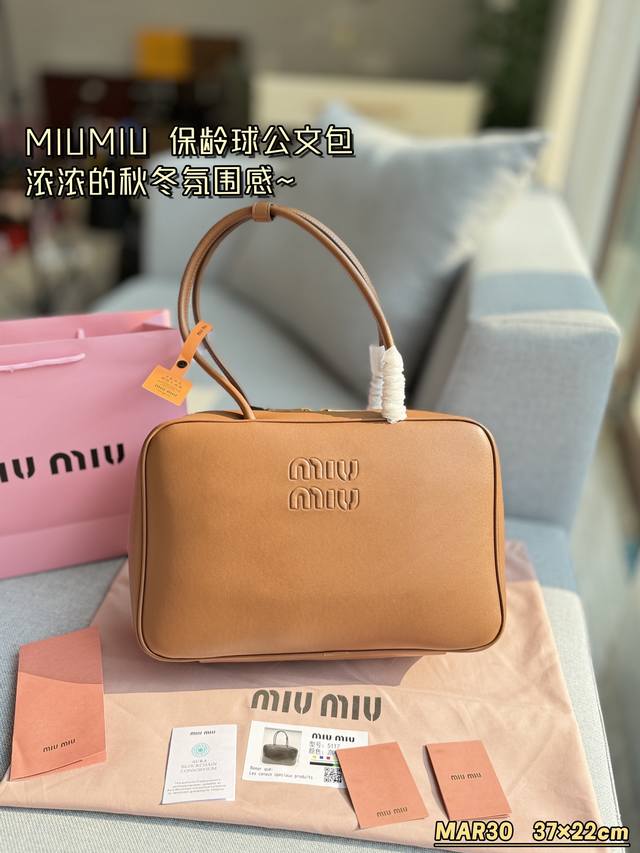 无盒 Size：37×22 Miu Miu缪缪 保龄球公文包 单肩手提包 Miumiu新品帆布公文包时尚与经典的完全融合 下一个大爆款非它莫属，帆布面料搭配小牛