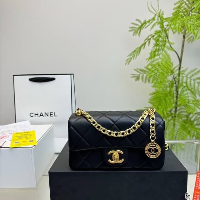 全套包装 Chanel 23S 金币 Cf 今年chanel杀疯了，新款23S金币小号是一眼心动的feel油蜡牛皮 不容易刮花 还非常有质感肩带是粗皮穿链 前面