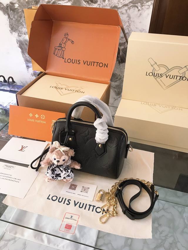 牛皮 全钢五金 配挂件 Lv Speedy 20Cm枕头包 无论版型 内里和专柜毫无差别 真正原版复刻 内里可拆卸 火遍全球的爆款机场大包 机车女神包 明星同款