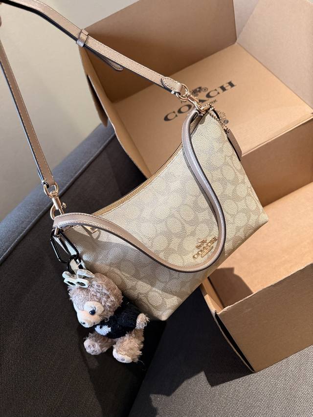 送挂件 礼盒包装 Coach 11月新品 Zip Top 腋下斜挎女包 这个尺寸的包包，感觉大小也是很合适 有自带拉链设计，可手提腋下，十分方便 包包自带闪光效