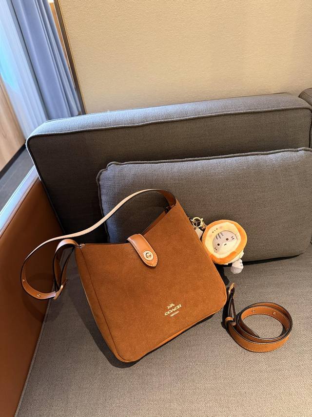 送挂件 礼盒包装 Coach新款nhadley美哭啦 Coach十月新款hadley Crossbody 可调节拼接肩带设计可腋下可斜挎 麂皮材质氛围感一整个电