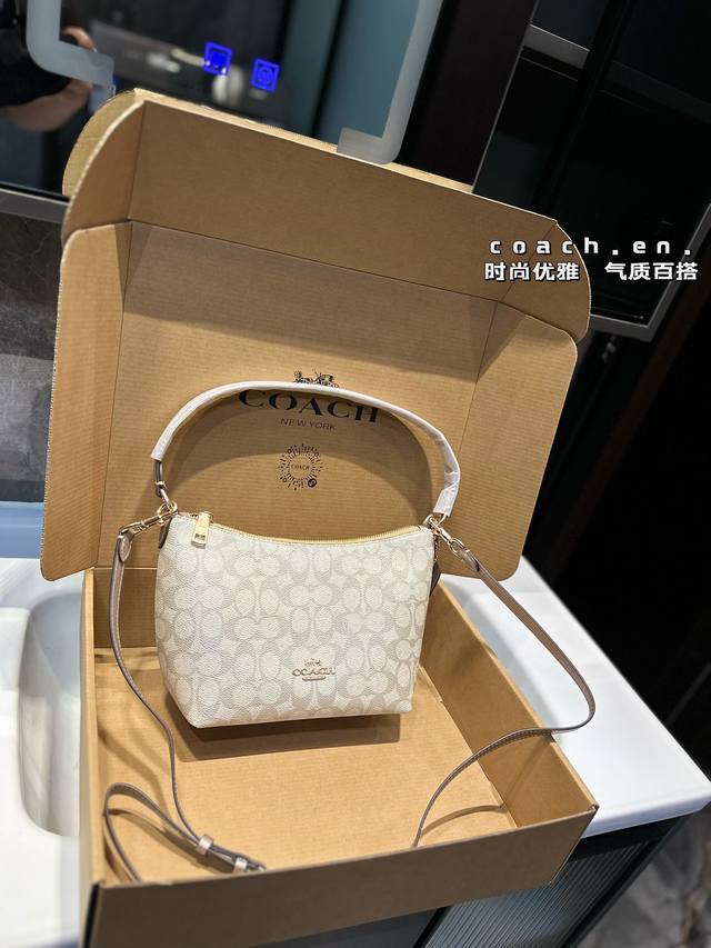 礼盒包装 Coach 11月新品 Zip Top 腋下斜挎女包 Coach 11月份新品上新 Zip Top带有拉链设计，十分方便 21*17