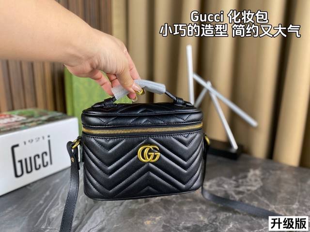 配全套包装 升级版 Gucci Marmont化妆包 小巧的造型设计 容纳量非常可 手提的设计 可斜挎可肩背 非常精致可爱 时尚感爆棚！尺寸：19*13.5