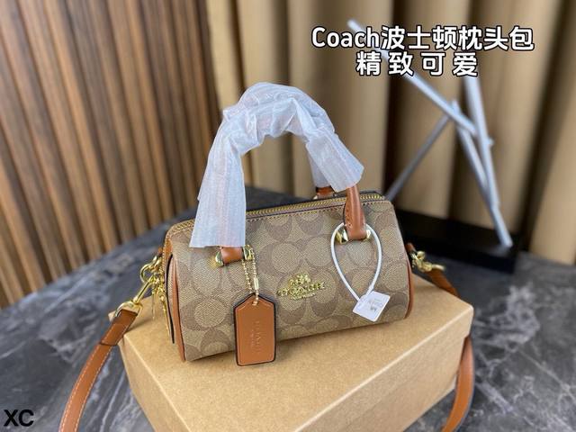 配盒 Coach迷你波士顿枕头包 经典老花配色 更加精致可爱 同时能满足手机和日常出门物品 小小包身大大容量 非常实用~尺寸：18*10