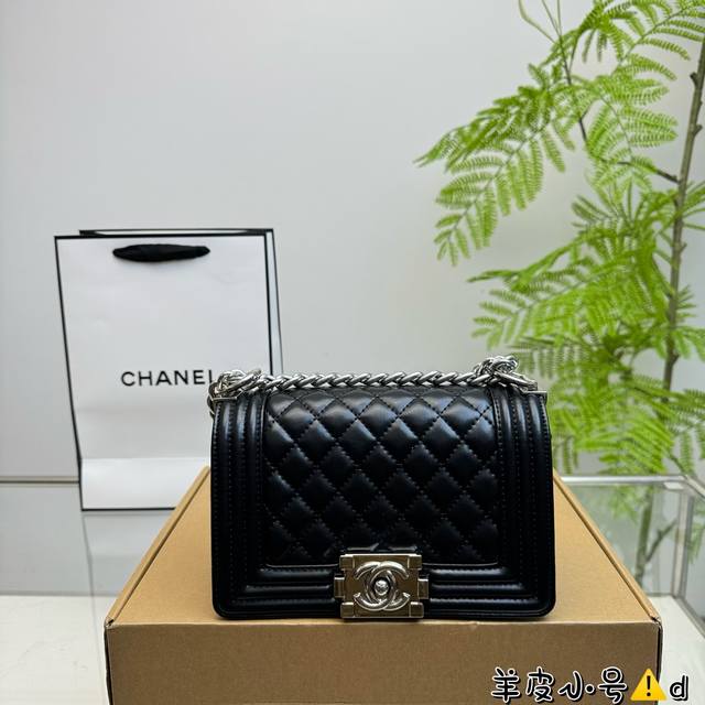 飞机盒折叠盒 Chanel Leboy 新品！跟cf相比 Le Boy 更多的是硬气，也更为年轻化，更好搭配，包身牛皮品质，融合2.55复刻包型，配上方形金属l