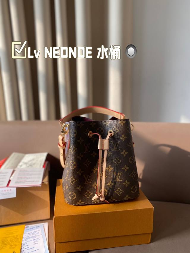 Lv Neonoe 水桶 新款neonoe抽绳水桶包单肩女包louis Vuitton，金色金属饰件，束绳闭合，配有摁扣的可调节长包带，拉链内袋 Lv Mini