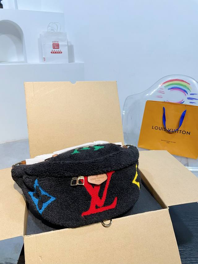 配礼盒 Lv 冬季最新teddy系列高版本 腰包挎包 羊羔毛手感超级好 秋冬搭配起来超级美腻 超级推荐 走秀款同步 上身效果好 原版五金带logo 超级洋气 奢