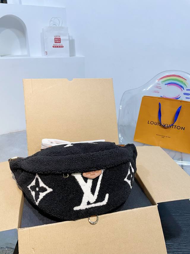 配礼盒 Lv 冬季最新teddy系列高版本 腰包挎包 羊羔毛手感超级好 秋冬搭配起来超级美腻 超级推荐 走秀款同步 上身效果好 原版五金带logo 超级洋气 奢