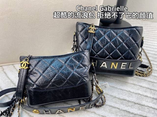 配折叠盒 Chanel 香奈儿流浪包，一款中性且年轻时尚的包包 可以驾驭很多风格 不需要很刻意搭都很好看 很适合懒得一直换衣服搭配的姐妹 底部比较硬挺 整体看起