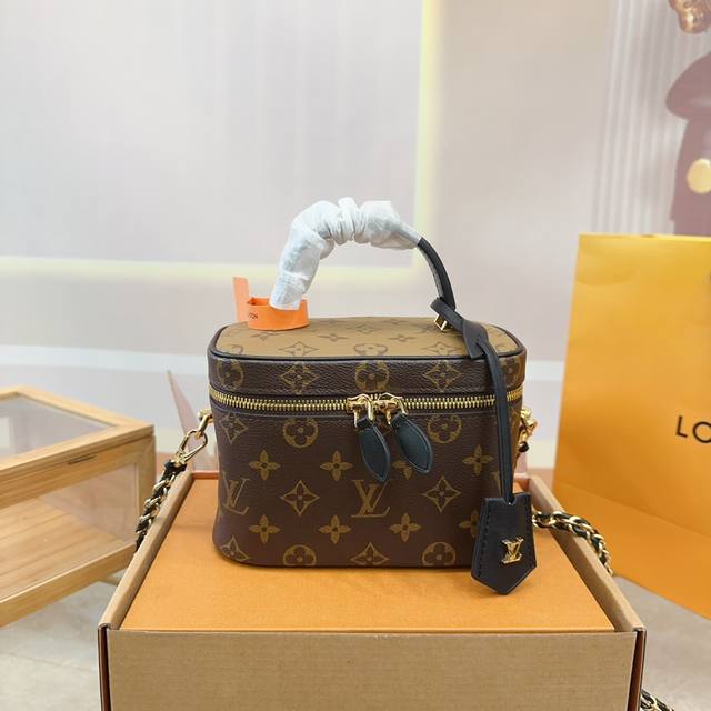 折叠礼盒飞机盒 Size: 20*15Cm Lv Vanity 化妆包 盒子包 时尚潮流 一年四季皆可 任何风格都可轻松驾驭 Xp