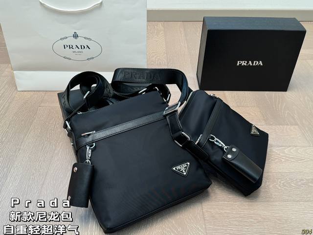 Prada 普拉达尼龙包 很有味道！ 自重轻上身超洋气 尺寸24 26 20 22