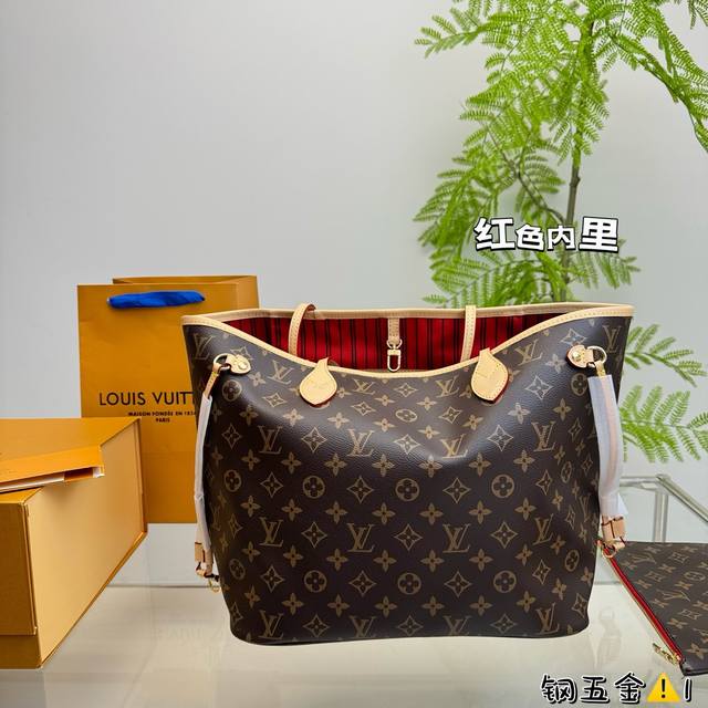 全套包装 Lv Neverfull 购物袋！ 入门级的款式哦！绝对的终身款！ 此物经典不言而喻！ 街拍和实用都是非常nb的选择！ 尺寸 ：32*28