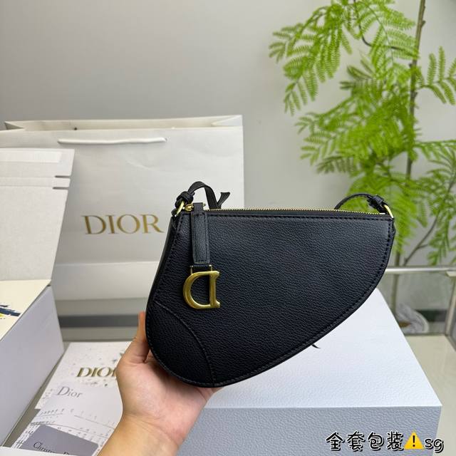 全套包装 Dior Saddle 腋下包 24早春季新款马鞍手袋，可手提也可以肩背哦 这款马鞍手拿包是二零二四早春系列新品，重新诠释同名系列的复古金色饰面金属马