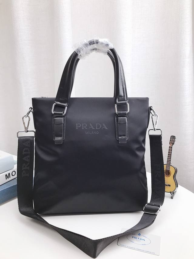 Prada 普拉达 新款男士帆布公文包斜挎包手提包电脑包 采用精湛镶嵌细工，经典百搭 实物拍摄 原厂原版面料 高端品质 配送防尘袋 尺寸29*29Cm