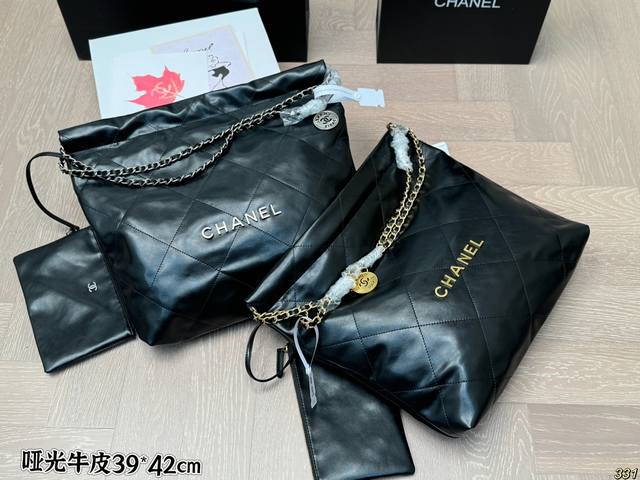 配盒 哑光牛皮 Size：39*42Cm 中号 太好搭配了呜呜呜 Chanel 22Bag 更清爽！ 升级后皮子摸着更舒服 更雾面哑光一点 软软糯糯的质感超级舒