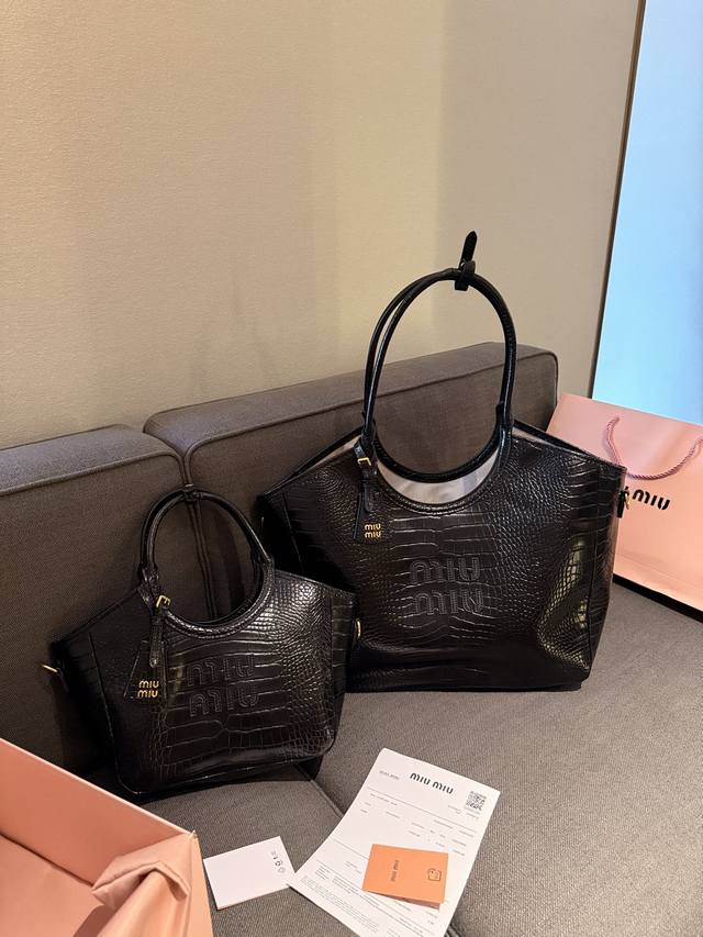 礼盒包装 Size：25Cm小 35Cm大 Miumiu新款托特tote 今年的风刮的太猛了 老多爆款了！ 这款的版型也太好看了吧！ Miumiu的帆布包好春夏