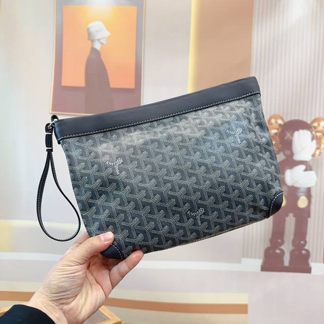 Goyard 戈雅 Conti 手拿包 C附带一条腕带可以手拿，也可挂在手腕上，可做休闲手包或晚装包随意切换，更能作为大包里的收纳袋 尺寸25*21Cm. Db