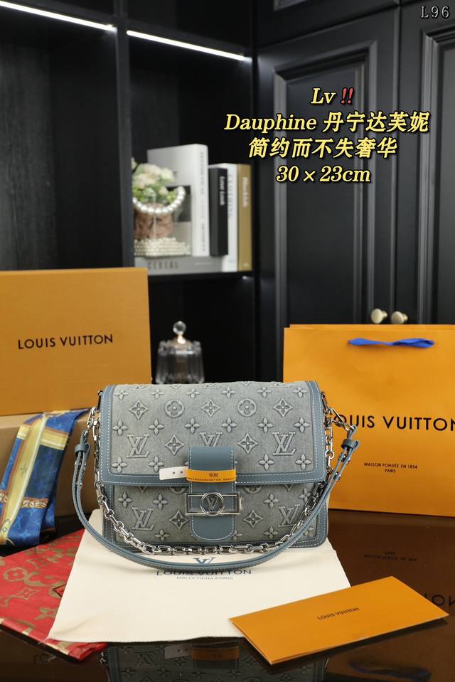 配全套礼盒丝巾 Lv Dauphine 丹宁达芙妮 采用了最顶级的皮革材质，手感细腻，光泽度极佳，而且经久耐用。包包的设计简约而不失奢华，每一个细节都彰显着品牌