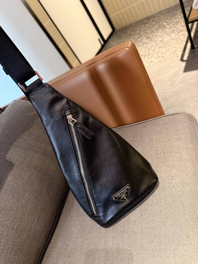 牛皮 礼盒包装 Prada Lv专柜新款belt Bag腰包 胸包 斜挎包 原版pvc面料 时尚百搭的款式香港专柜新款 尺寸 25Cm