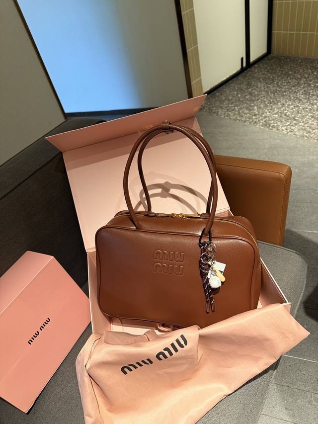 Size：35*22Cm Miumiu保龄球 公文包 采用小牛皮配帆布 皮质光滑细腻柔软， 棉质缎面衬里。 背起来都很nice 哦 出场就是miumiu小公主！