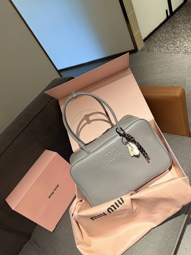 Size：35*22Cm Miumiu保龄球 公文包 采用小牛皮配帆布 皮质光滑细腻柔软， 棉质缎面衬里。 背起来都很nice 哦 出场就是miumiu小公主！