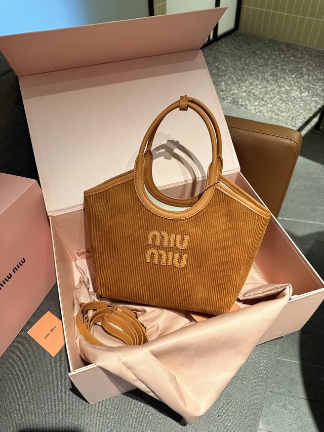 礼盒包装 Size：25Cm Miumiu新款托特tote 今年的风刮的太猛了 老多爆款了！ 这款的版型也太好看了吧！ Miumiu秋冬一色 秋冬季羊羔毛和托特