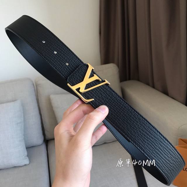 Lv皮带宽度：4.0Cm 专柜同步最新系列，搭配精致雕扣头 媲美代购欢迎对比时尚百搭，品味的体现，休闲高大上！ Iphone实物实拍， 腰带上身效果超好，抓紧转