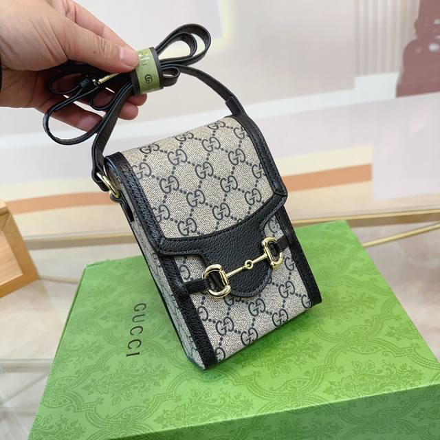 折叠礼盒包装 Gucci 1955新款mini老花手机包小方盒 Gucci新出的这款手机包，首先我觉得在大牌包里，可称为性价比之王，价格不错，容量感人，手机、充