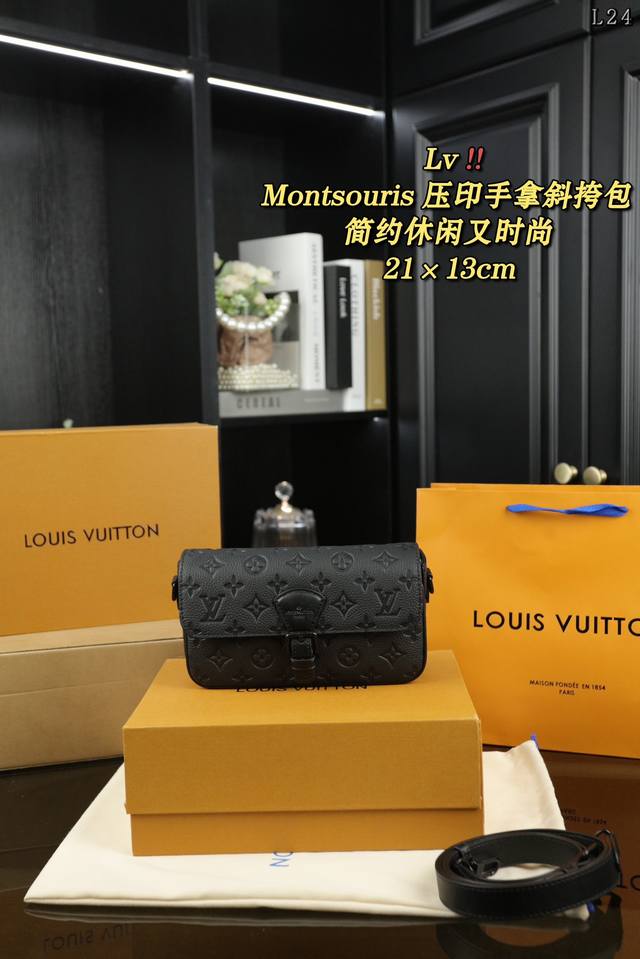 配全套礼盒 Lv Montsouris 压纹单肩斜挎手拿包 芯片款 最新春夏 Montsouris系列男款小挎包方长方长的包型有点法棍的味道整体 All-Bla