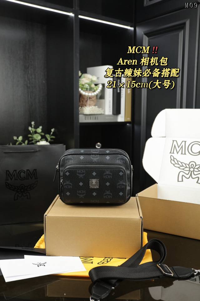 大号 配飞机盒 小号 配飞机盒 Mcm Aren 相机包斜挎单肩包 百搭又复古时尚的mcm相机包来啰~今天给大家推荐的是一款相机包斜挎可做腰包 街上不容易撞款，