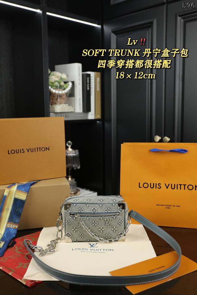 配全套礼盒丝巾 Lv Soft Trunk丹宁牛仔盒子包手拿斜挎单肩包 2024度假系列个人太喜欢了，科幻电影里的未来时装即视感，于是迫不及待翻了下这季新包，大