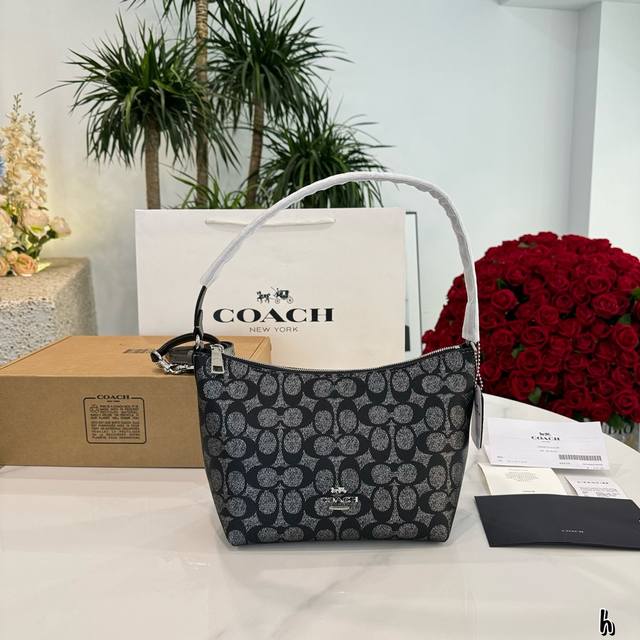 飞机盒 Coach 11月新品 Zip Top 腋下斜挎女包 Coach 11月份新品上新 Zip Top带有拉链设计，十分方便 21*17