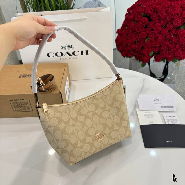 飞机盒 Coach 11月新品 Zip Top 腋下斜挎女包 Coach 11月份新品上新 Zip Top带有拉链设计，十分方便 21*17