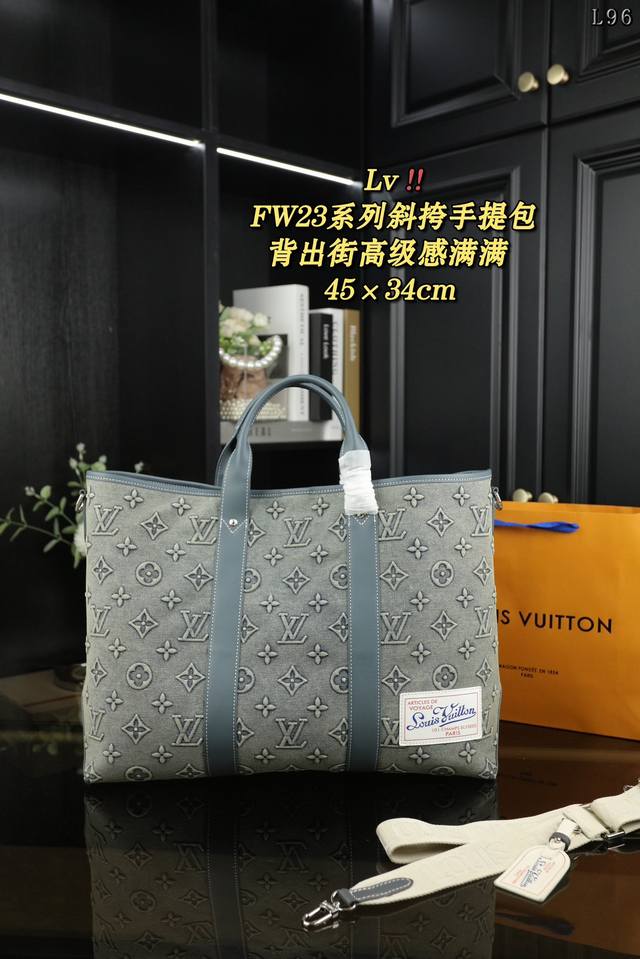 无盒 Lv Fw23系列 单肩斜挎手提包 复古水洗牛仔托特包简直让我大开眼见到手先看了质感 整体低调复古还没那么张扬 包包还有宽肩带很多人都奔着这个肩带入手的这