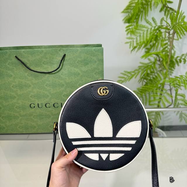 折叠盒 Gucci 酷奇 圆饼包今年圆形包比较多，考虑到容量的话老花家圆饼包是个不错的选择哦，可以说内外兼修啦圆饼包颜值高实用性真的不赖的 尺寸20 20