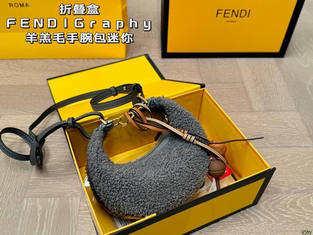 6色迷你 折叠盒 芬迪fendi Graphy 羊羔毛手腕包 只要你拎上就是仙女本仙好吗！ 除了日常必备小物件~ 还能将你的可爱与优雅统统收入囊中~° 让我看看