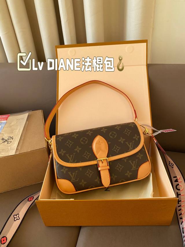 Lv 新品 Diane法棍 配有一根皮肩带 可腋下背 一根彩带肩带 可肩背斜跨 容量日常足够用 尺寸25*16