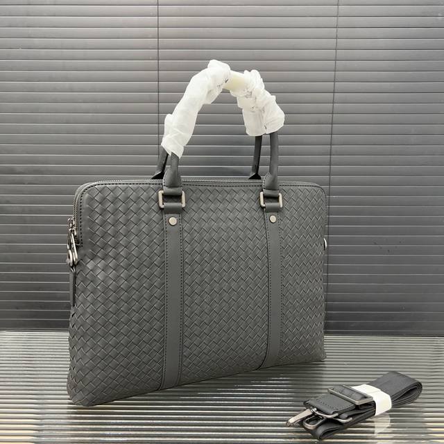 Bottega Veneta 葆蝶家 磨砂牛皮手工编织bv 男士公文包 手提斜挎包 采用精湛镶嵌细工，经典百搭 实物拍摄 原厂原版面料 配送防尘袋 38 X 2