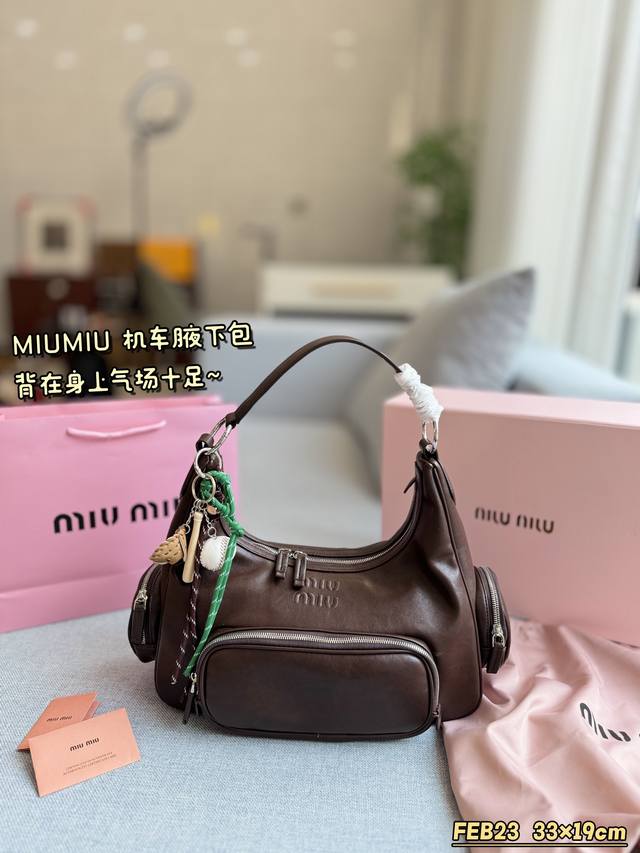 配折叠盒 Size：33×19 Miu Miu缪缪 机车包腋下包单肩手提包 个性鲜明，能驾驭各种风格， 可甜可盐，容量可光， 各大明星时尚搏主几乎人手一个。