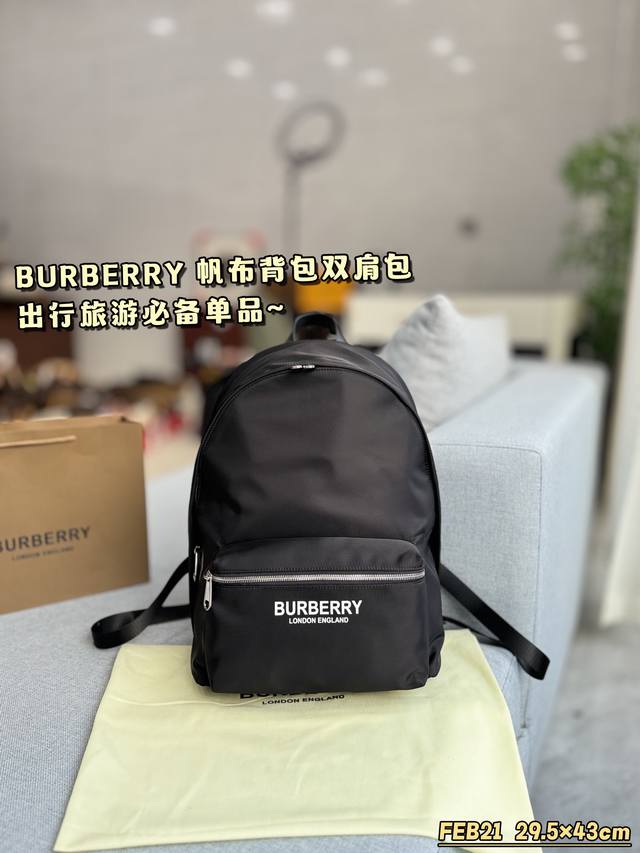 无盒 Size：29.5×43 Burberry 巴宝莉 帆布背包双肩包 最新款双肩包这款时尚功能背包是最适合都市活躍人士 它将运动袋形与细节元素结合背都超好看