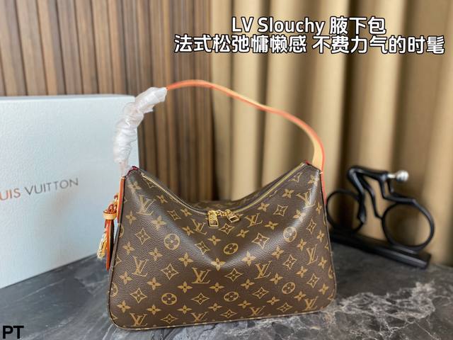 配全套包装 Lv Slouchy 手袋以monogram帆布构筑别致轮廓 借崭新挂锁和名牌等金属件点亮工致细节 宽敞的内部空间成就通勤办公或周末出行佳选。这款手