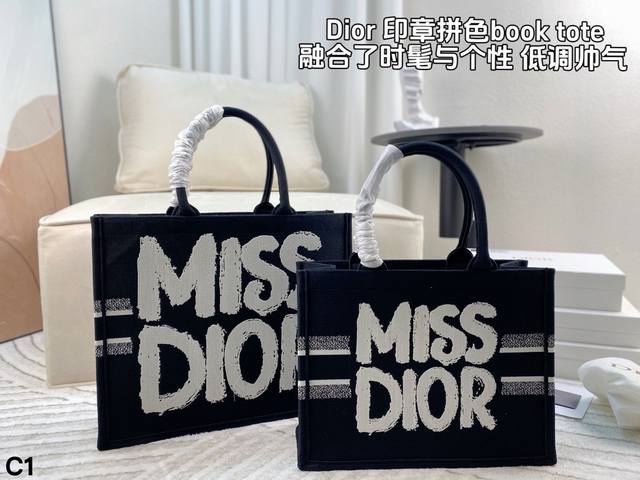 配盒 Dior 新款 Miss 托特 司定来自70年代的miss艺术 涂鸦图案刺绣 几何图形感的标识 充满女性力量感的图案是本次的主要元素！ 尺寸：41*35