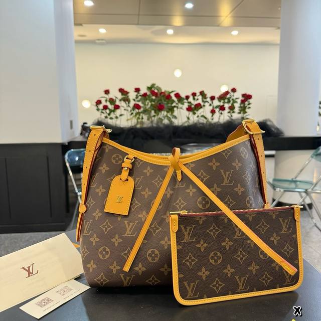 全套包装 钢五金 Size：30*20Cm L家 七月新款carryall， 带有蝴蝶结的腋下包喜欢吗， 内附一只收纳零钱包， 性价比又在线了 搜索lv 腋下包